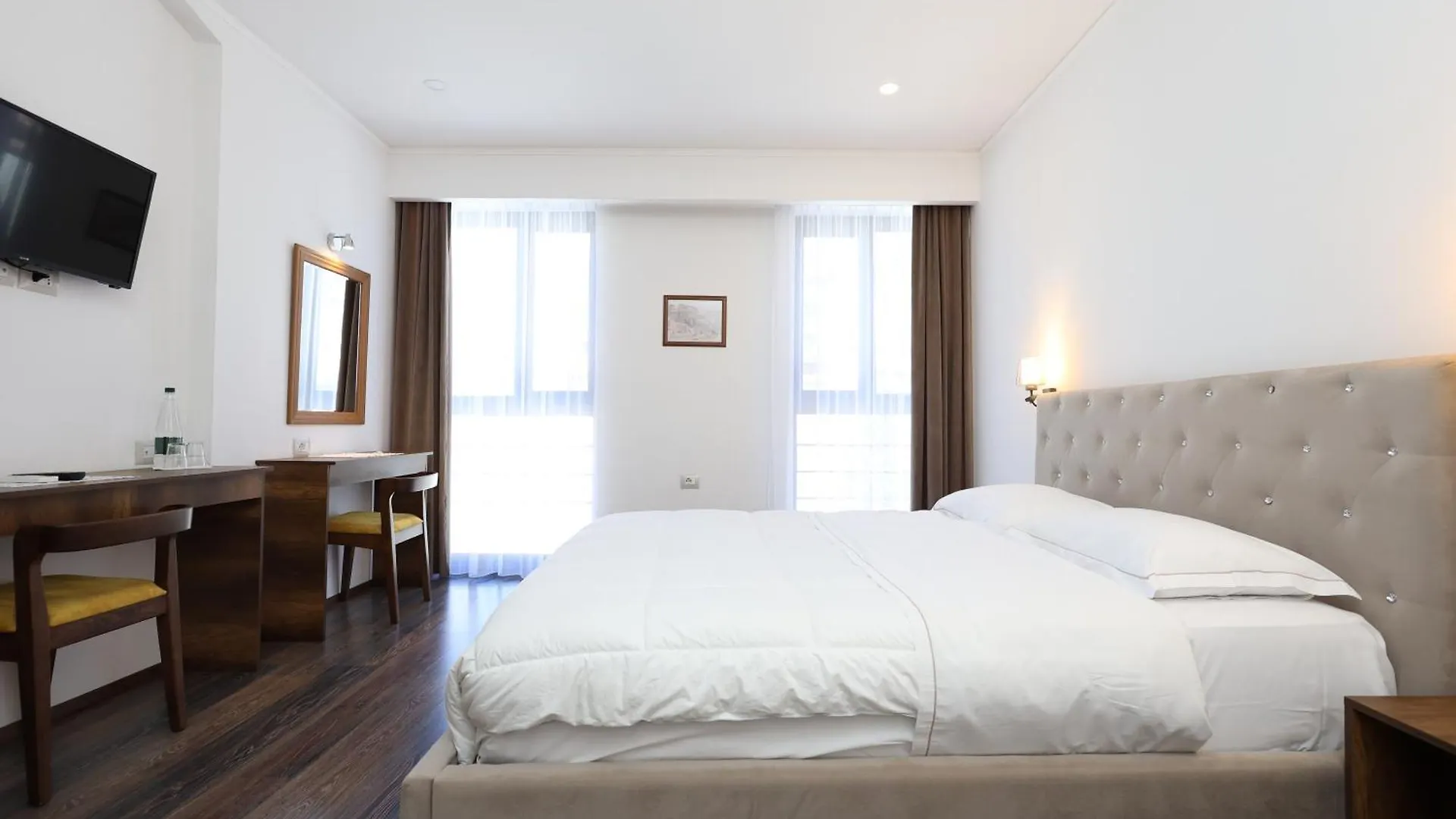 Hotel Republika Берат 4*,